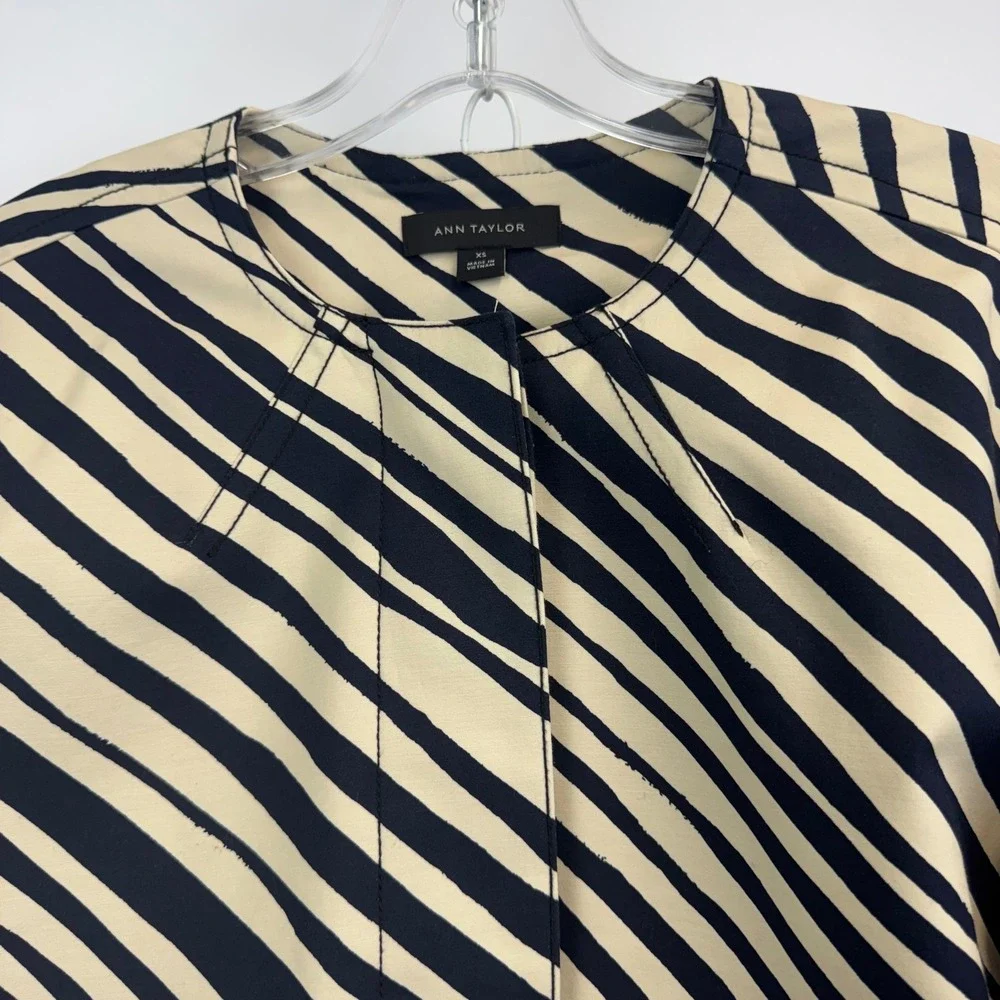 Ann Taylor Womens XS Navy Cream Diagonal Stripe Cropped Jacket Snap Front Pocket